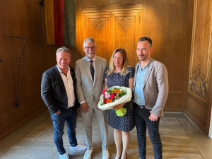 Nach der Verkündung im Düsseldorfer Rathaus (von links): Andreas Mauska, Präsident der KG Regenbogen, das kommende Prinzenpaar Uwe und Melanie Willer sowie der Vorsitzende der KG Regenbogen, Norman Sandrock. Foto: KG Regenbogen